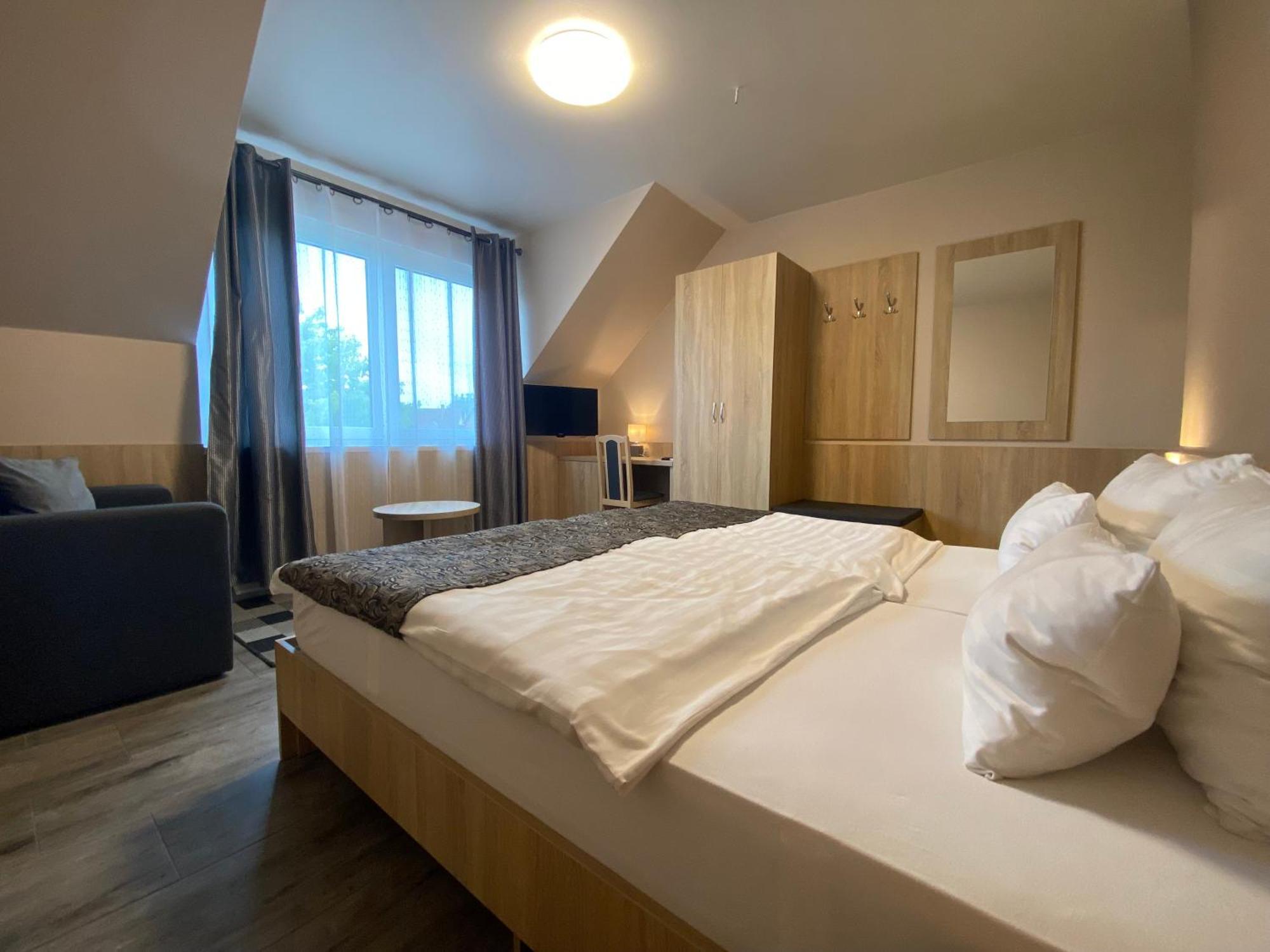 Katalin Motel & Etterem Berettyóújfalu Eksteriør bilde